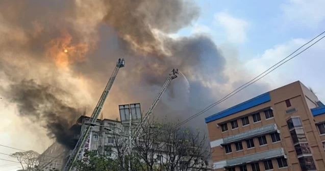 পুলিশ হেড কোয়ার্টারের ভেতরে আগুন